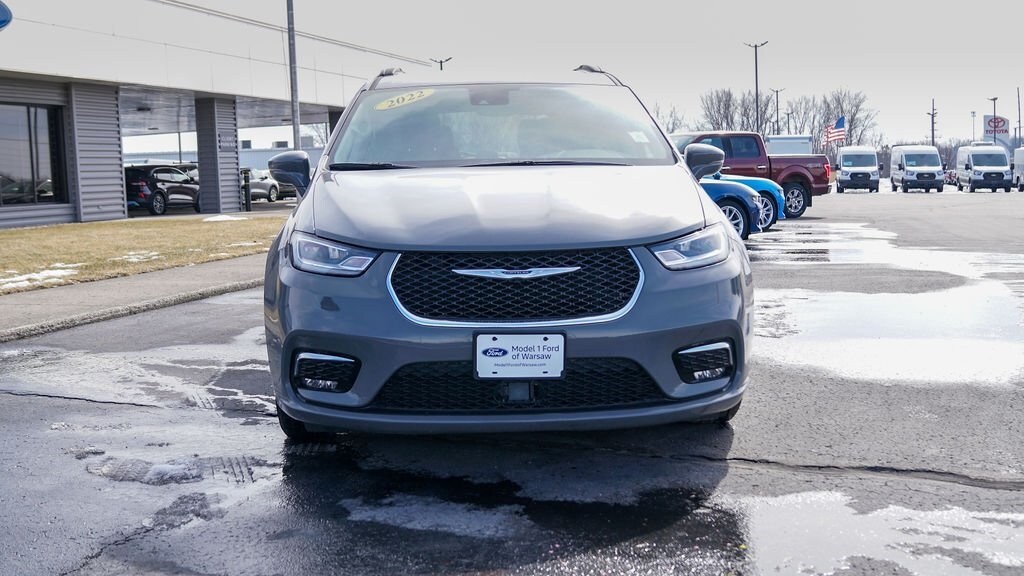 2022 Chrysler Pacifica Touring L photo 2