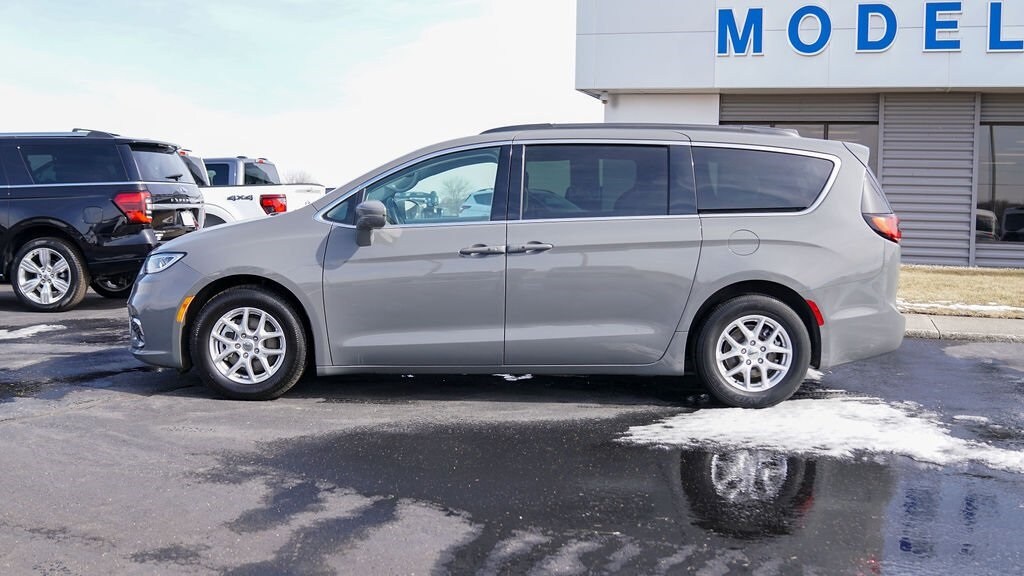 2022 Chrysler Pacifica Touring L photo 3