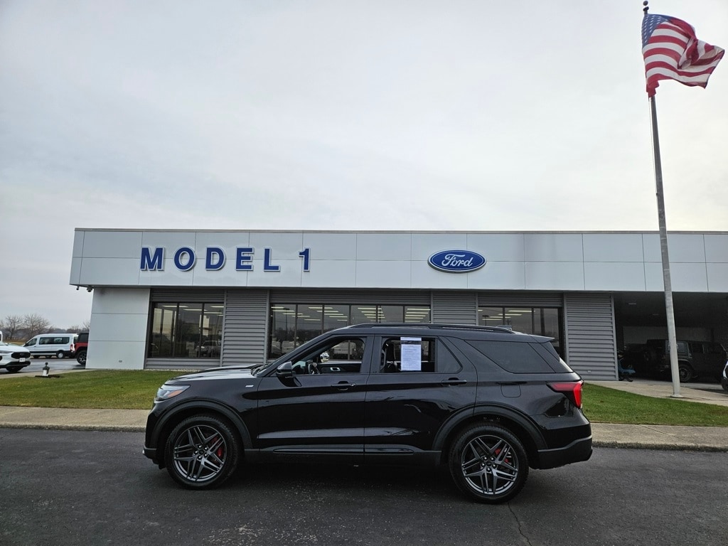 2025 Ford Explorer ST-LINE's photo