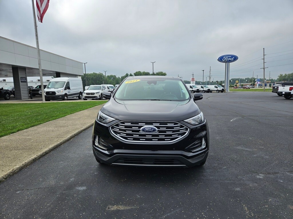 2024 Ford Edge Titanium photo 2