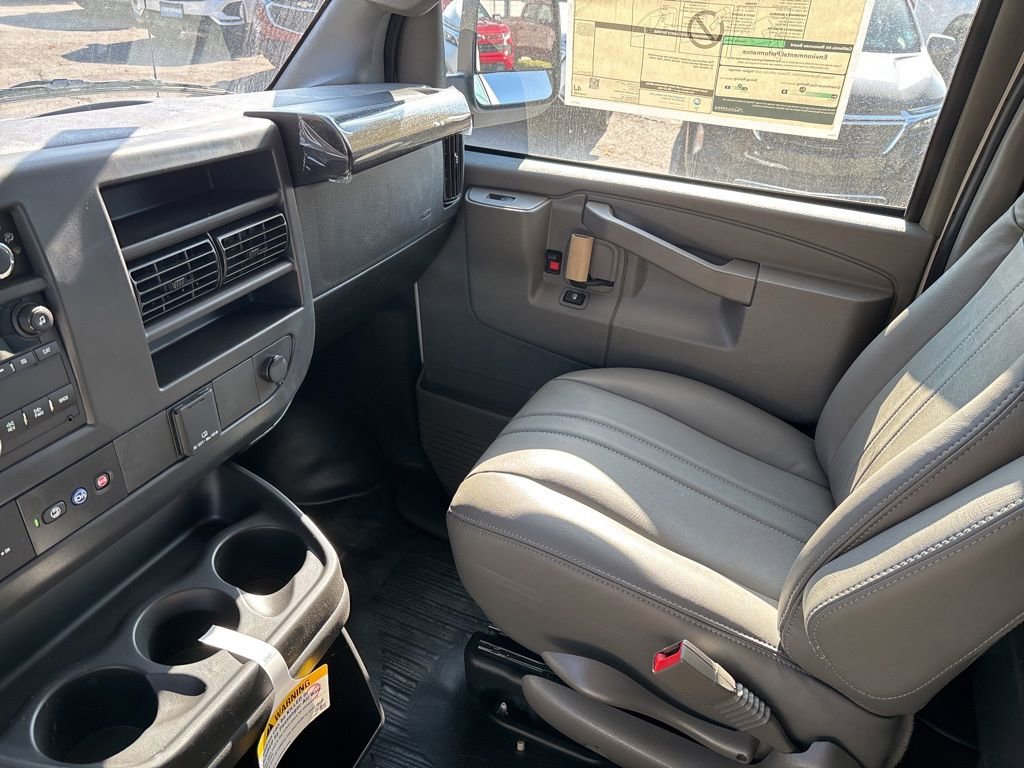 2025 Chevrolet Express Cargo Work Van - Photo 18
