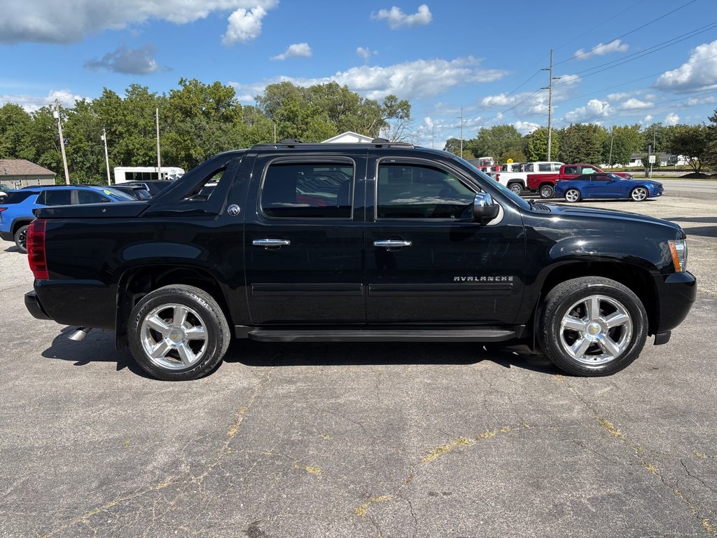 2013 Chevrolet Avalanche LS photo 2
