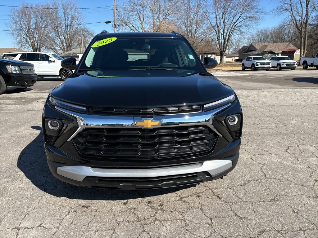 2025 Chevrolet Trailblazer LT photo 2
