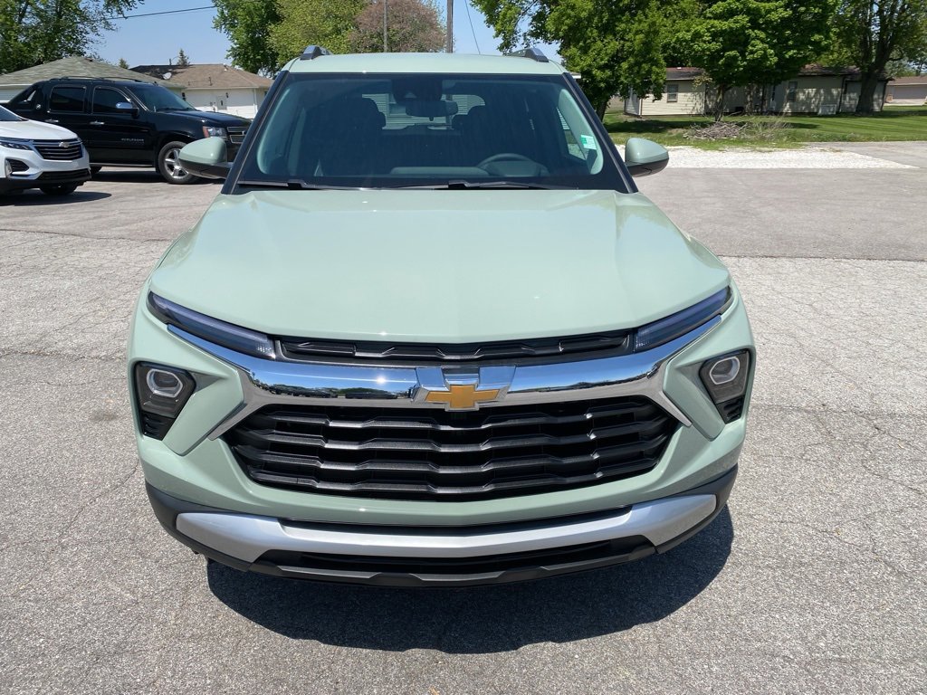 2025 Chevrolet Trailblazer LT photo 2