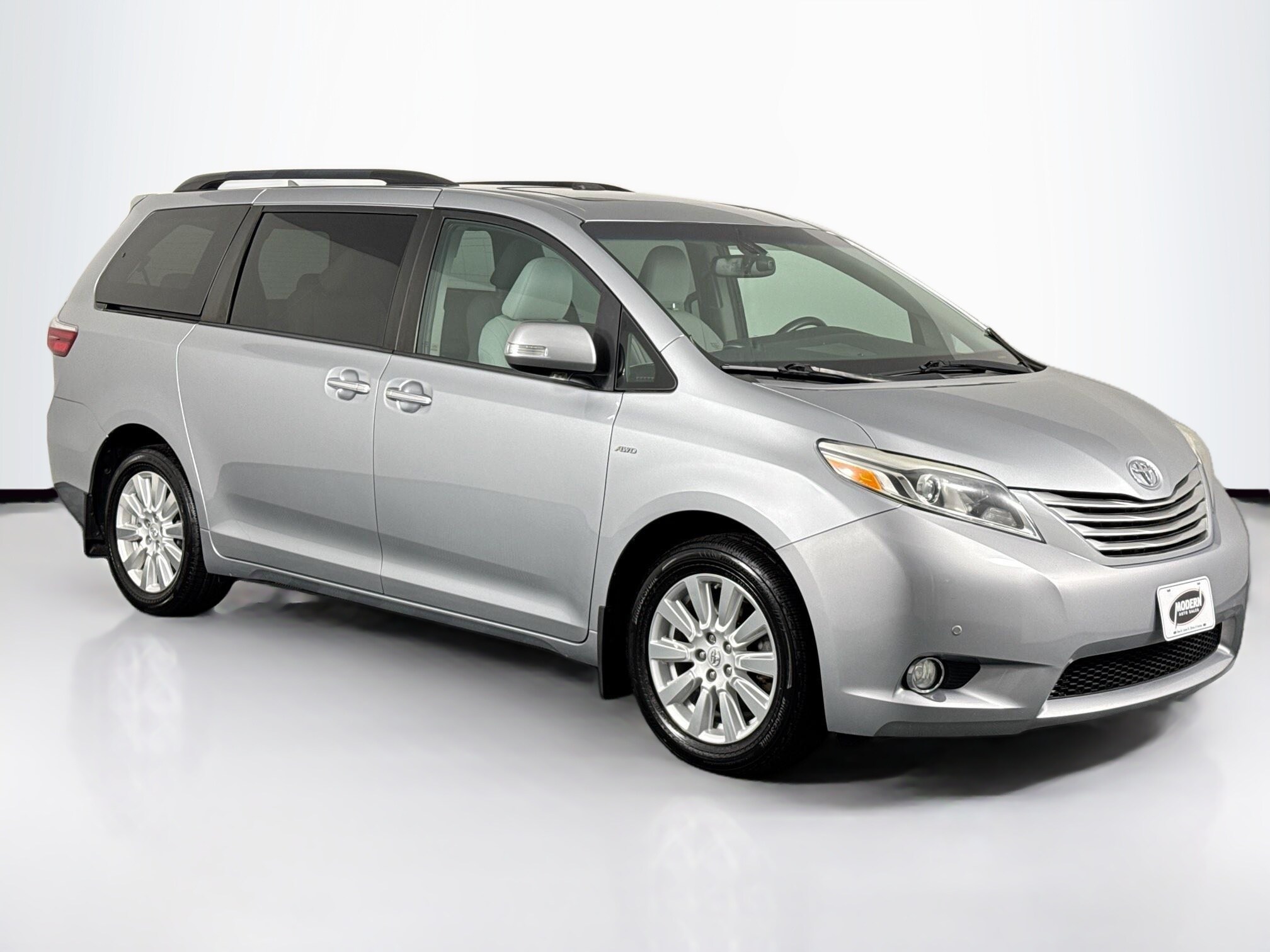 2017 Toyota Sienna Limited XLE Premium photo 2