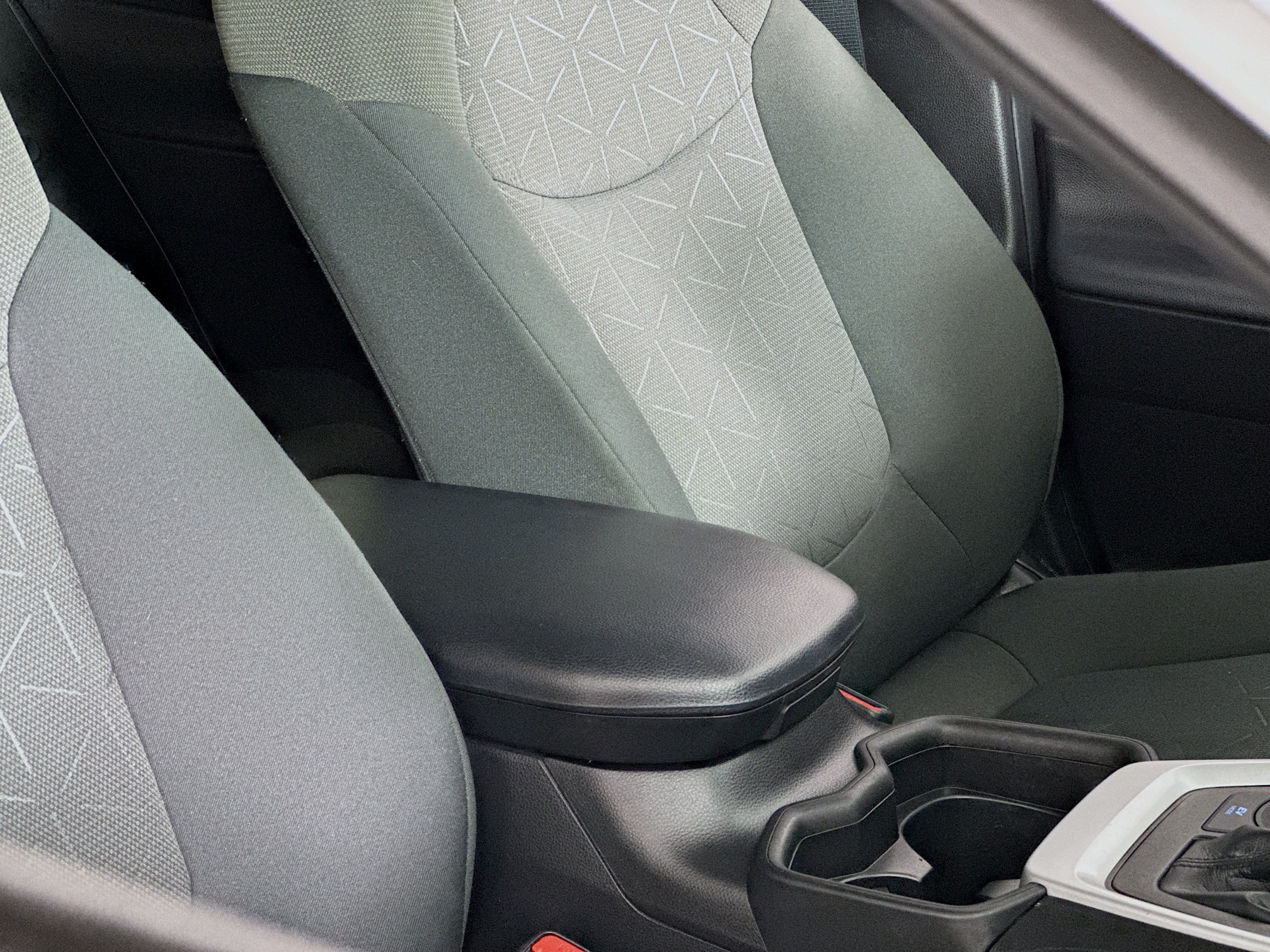 2021 Toyota RAV4 XLE - Photo 36