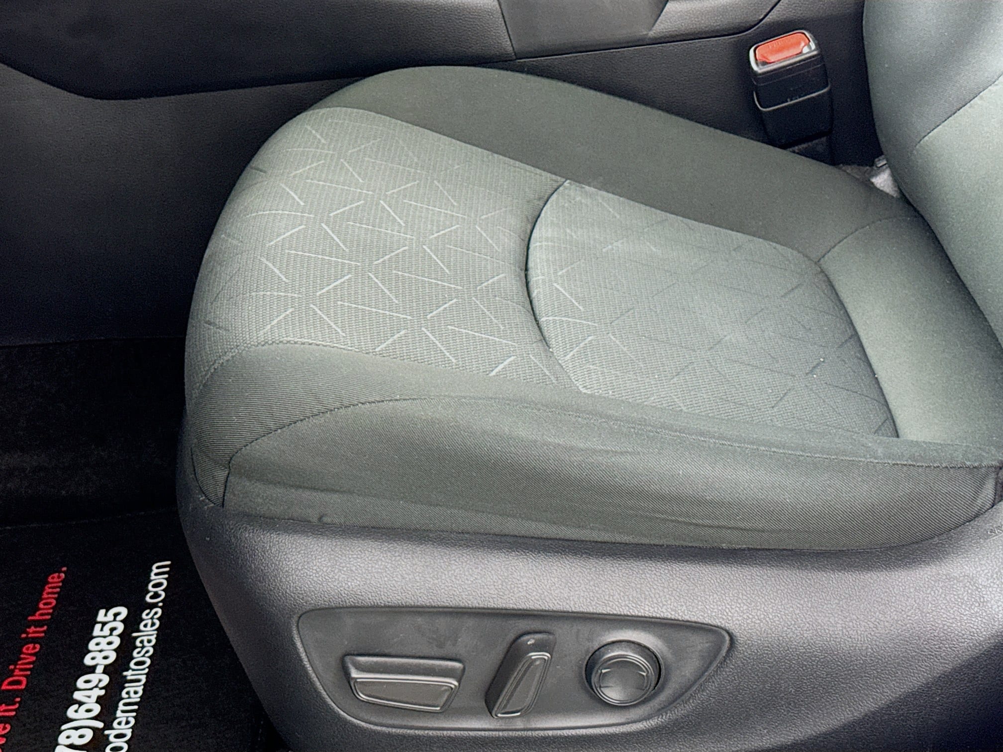 2021 Toyota RAV4 XLE - Photo 20