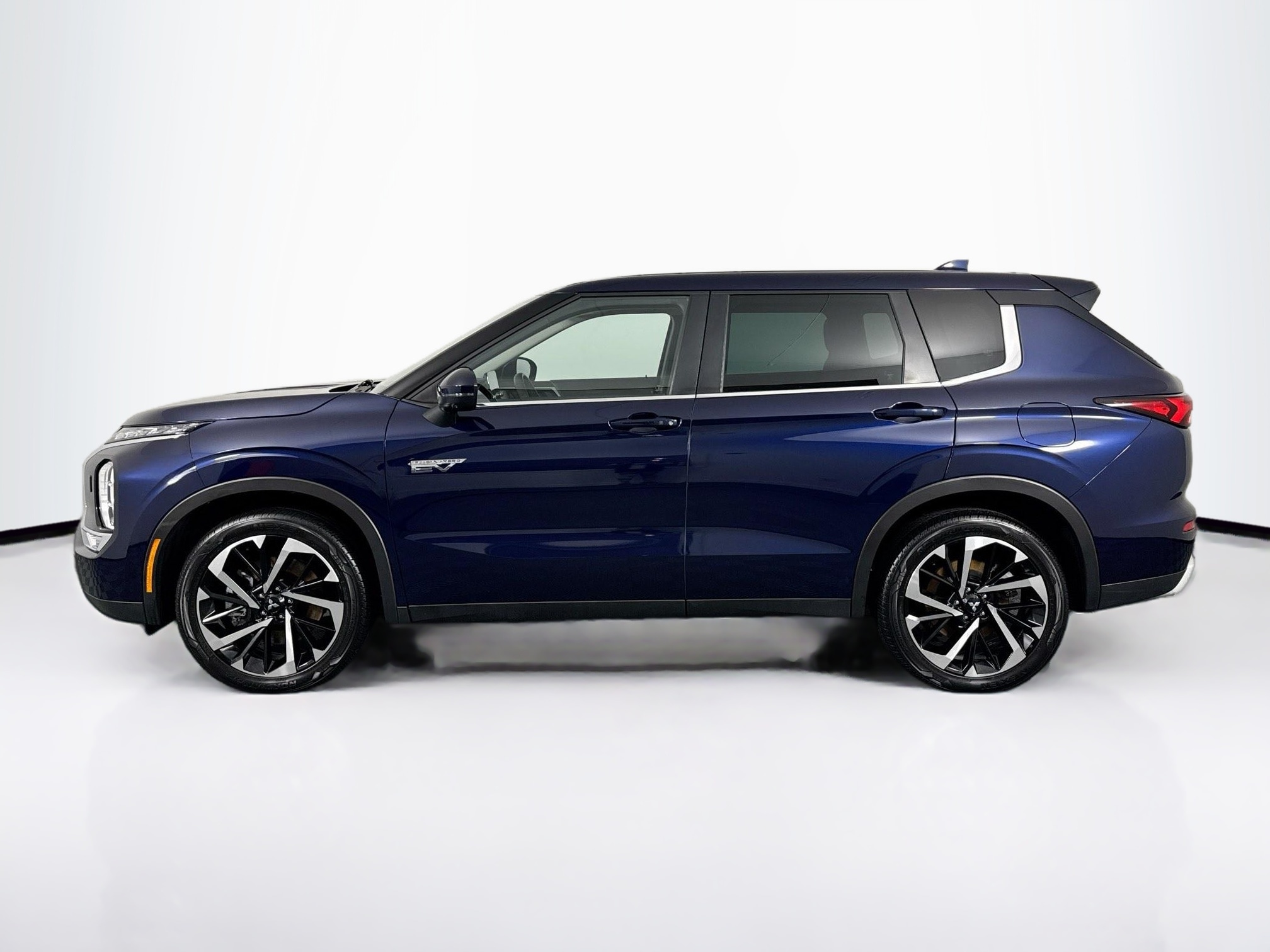 2023 Mitsubishi Outlander Plug-In Hybrid SE - Photo 11
