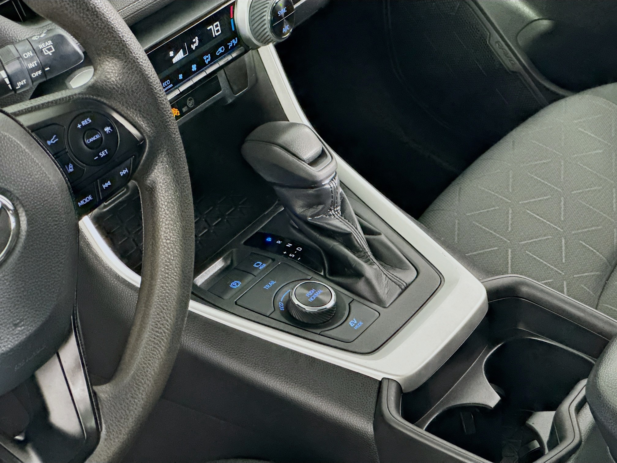 2021 Toyota RAV4 XLE - Photo 31