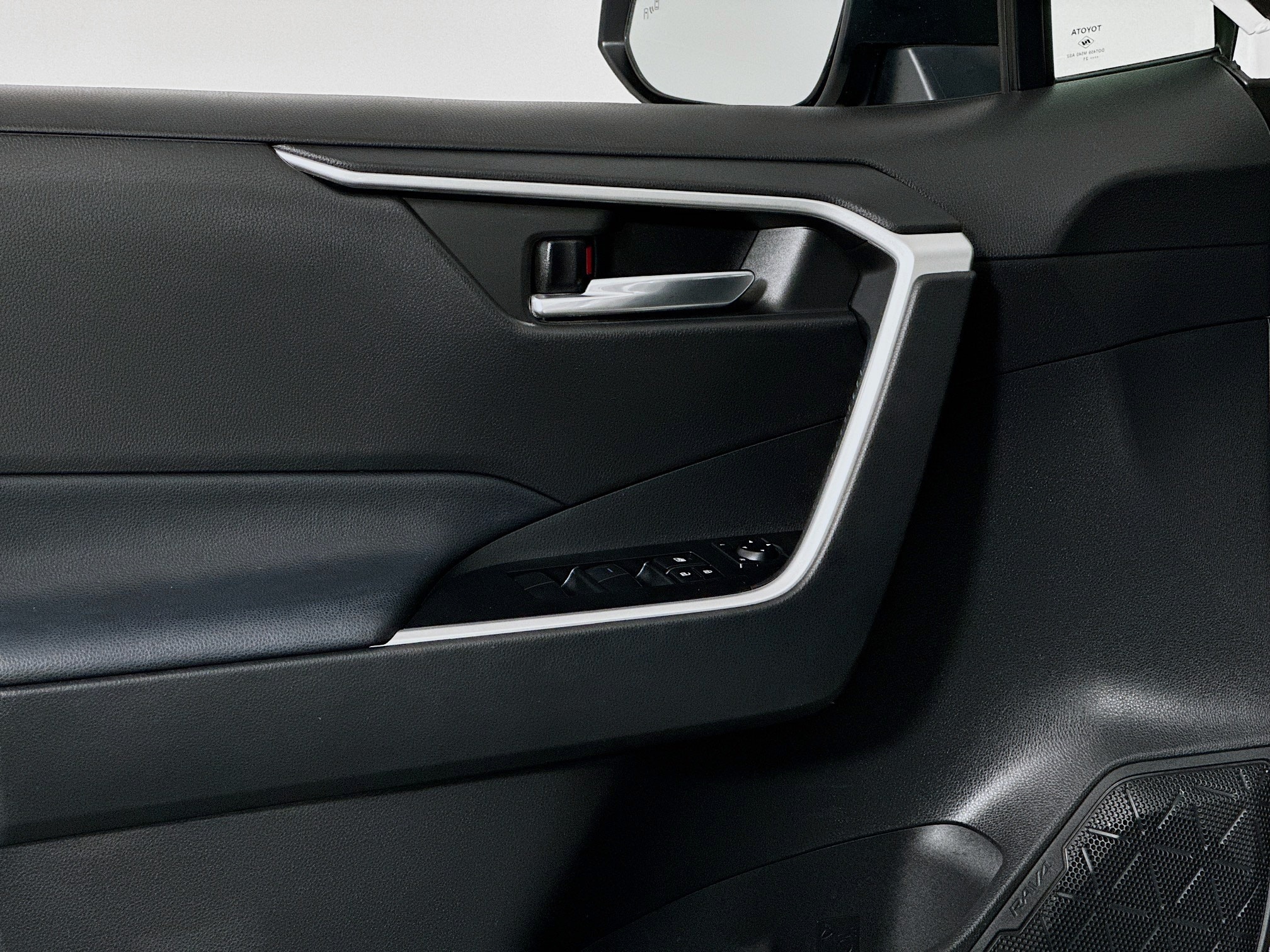 2021 Toyota RAV4 XLE - Photo 16