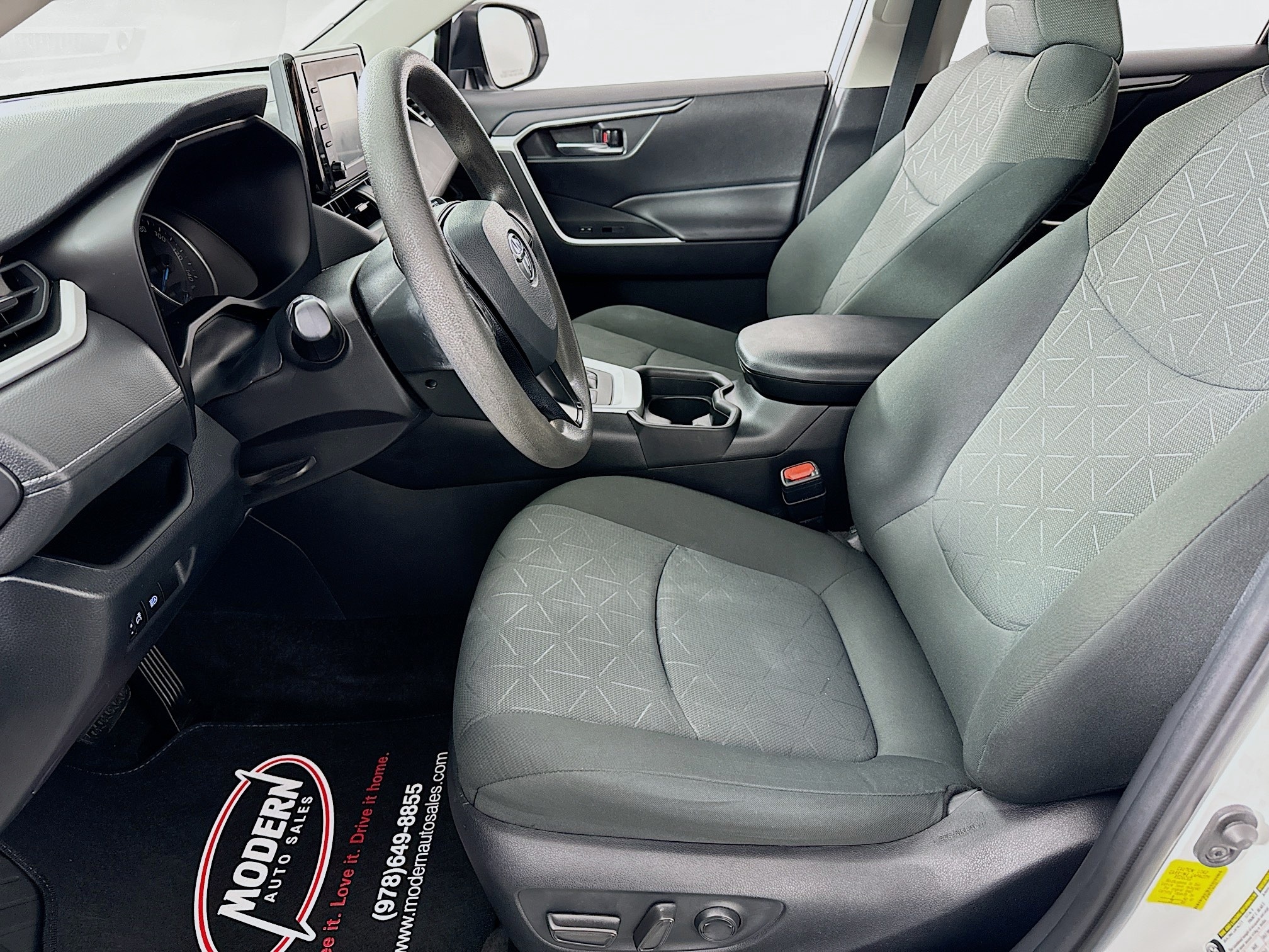 2021 Toyota RAV4 XLE - Photo 19