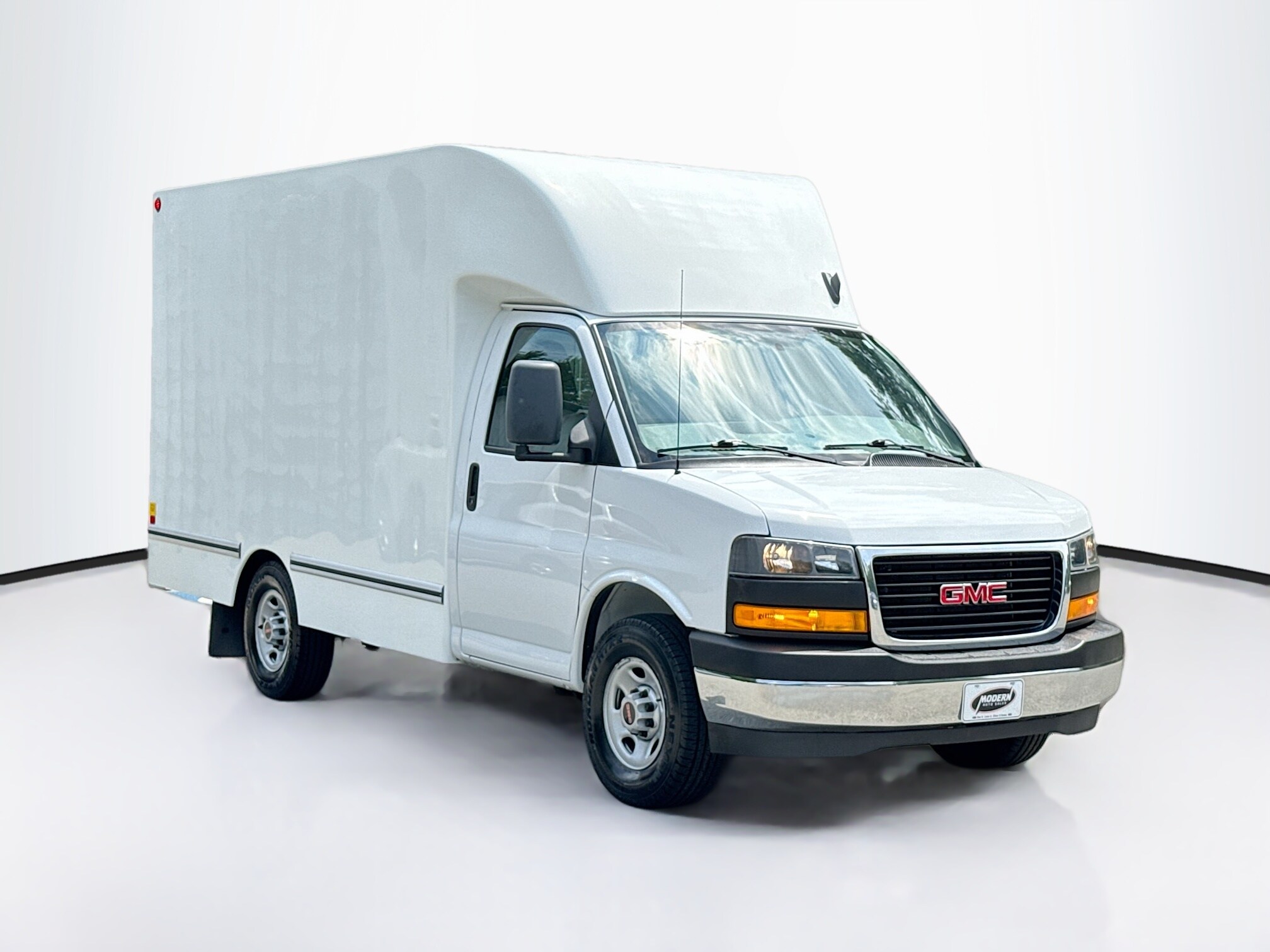 2022 Gmc Savana 3500 Cutaway photo 2