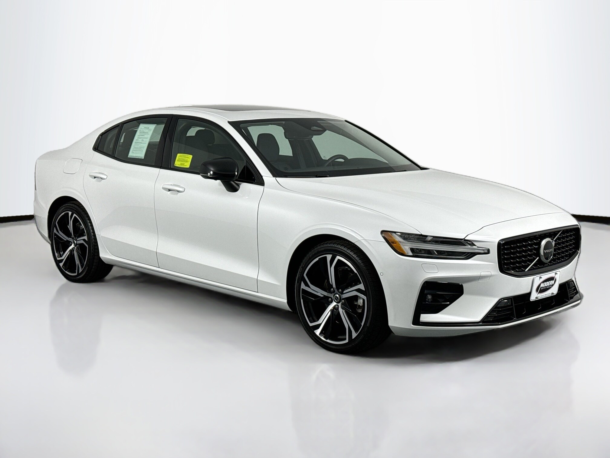 2024 Volvo S60 B5 Plus photo 2