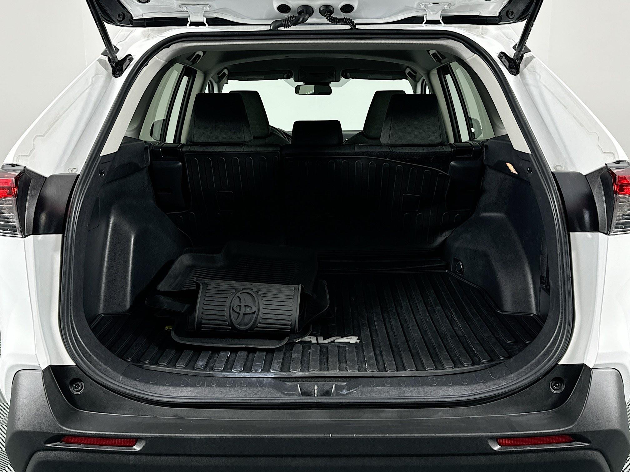 2021 Toyota RAV4 XLE - Photo 40