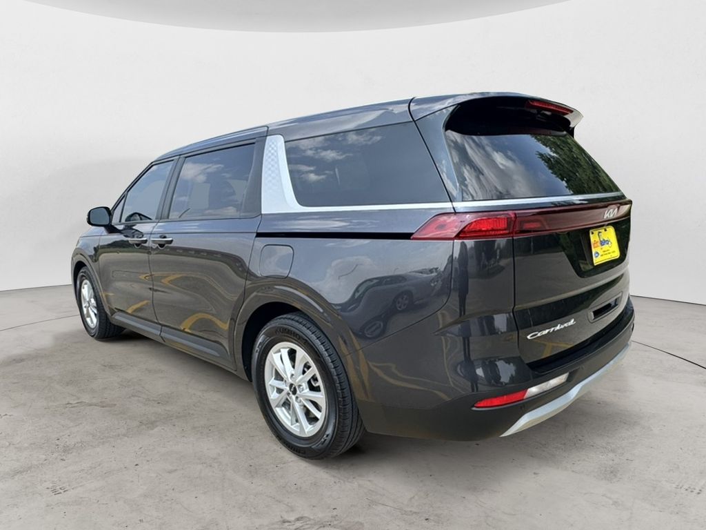 2022 Kia Carnival LX photo 3