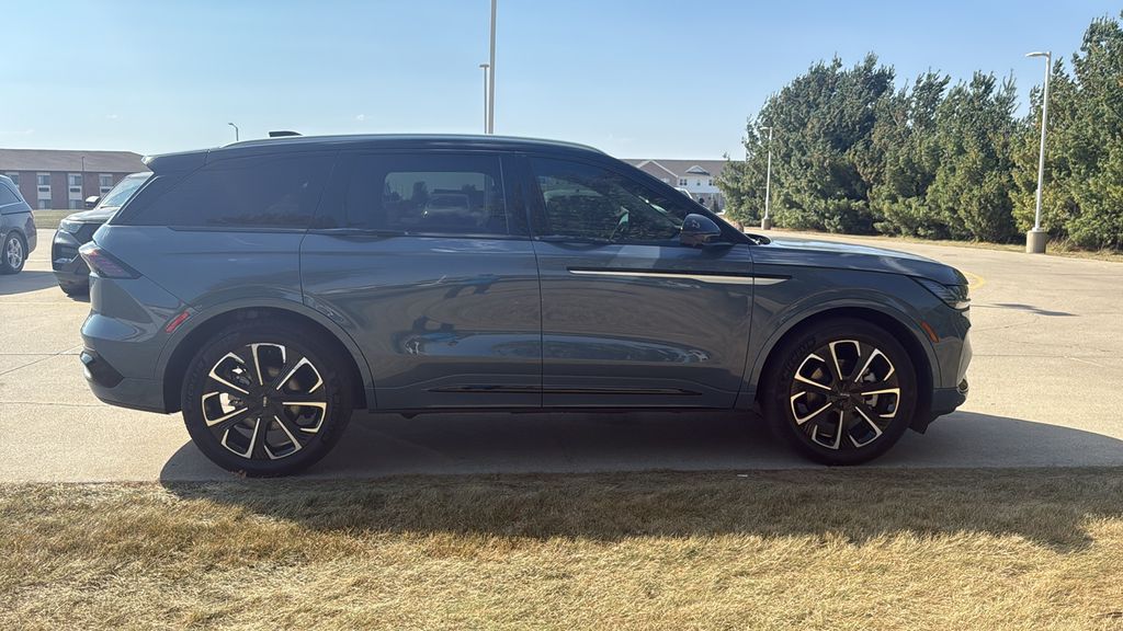 2025 Lincoln Nautilus Reserve photo 2