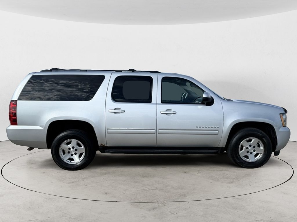 2013 Chevrolet Suburban 1500 LT photo 3