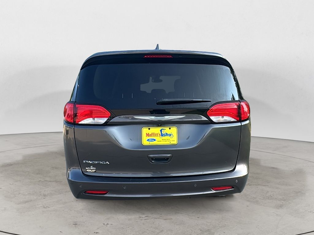 2017 Chrysler Pacifica LX photo 4