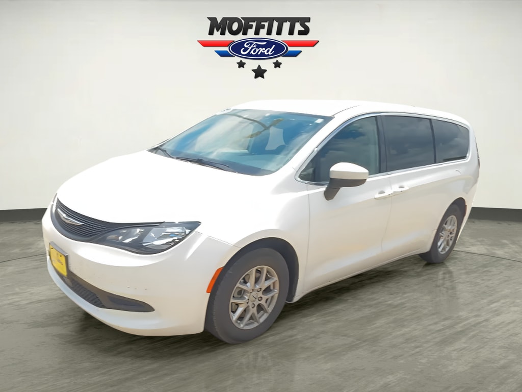 2023 Chrysler Voyager LX's photo