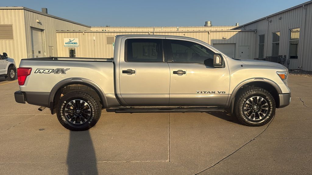 2019 Nissan Titan PRO-4X photo 4