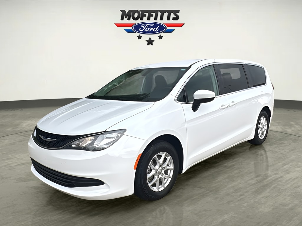 2020 Chrysler Voyager LX's photo