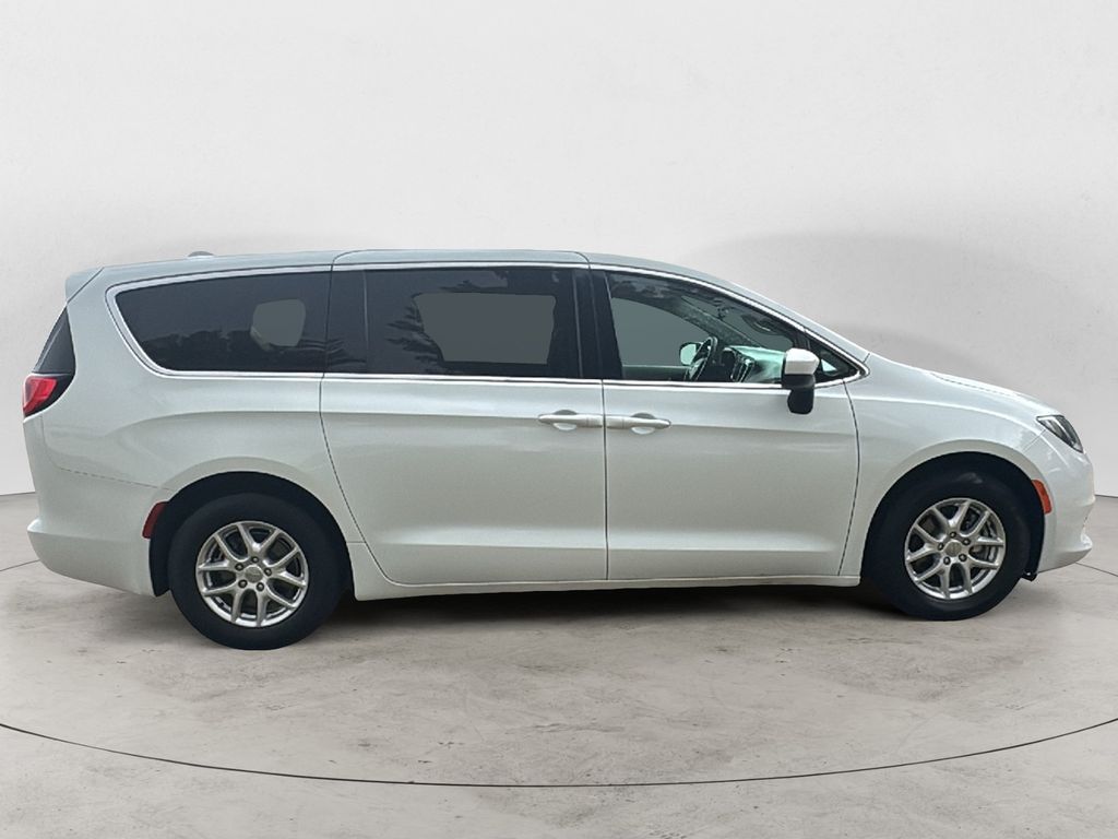2020 Chrysler Voyager LX photo 4