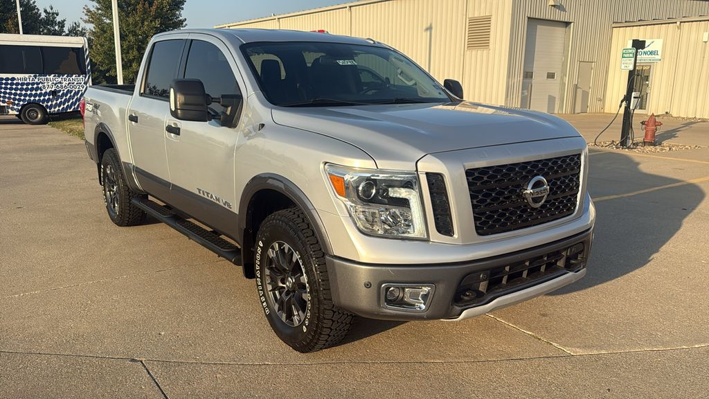 2019 Nissan Titan PRO-4X photo 3