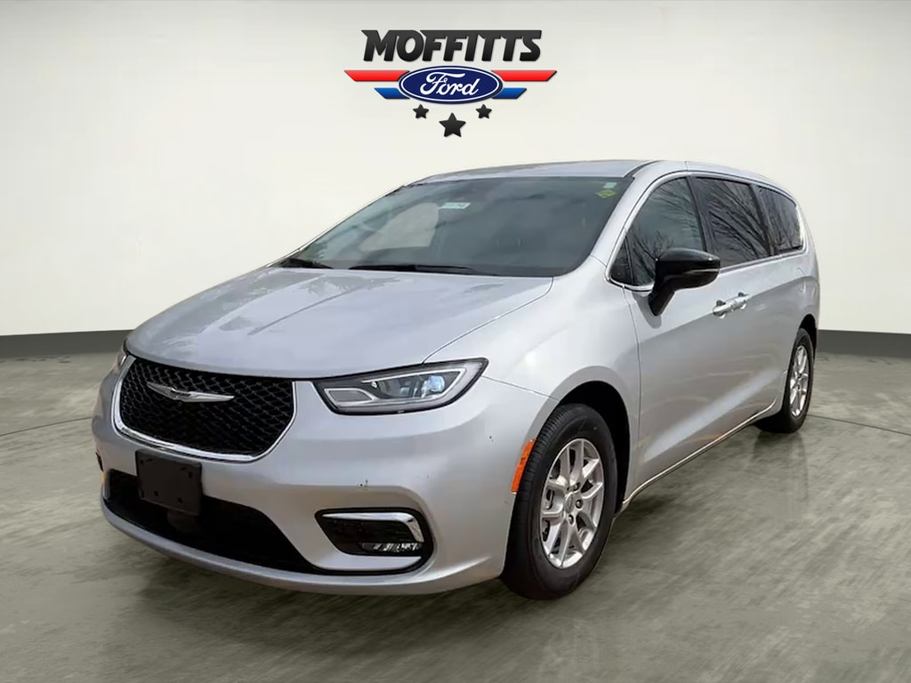2024 Chrysler Pacifica Touring L's photo
