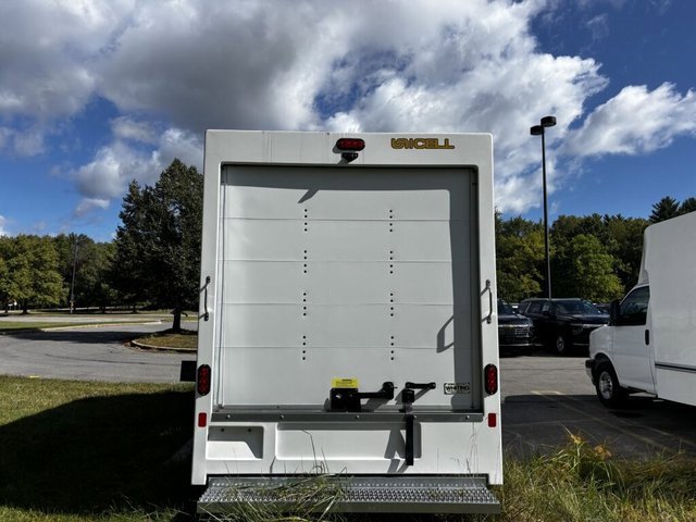2024 Chevrolet Express Cutaway 3500 photo 2