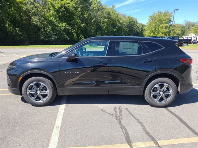 2025 Chevrolet Blazer 2LT photo 2