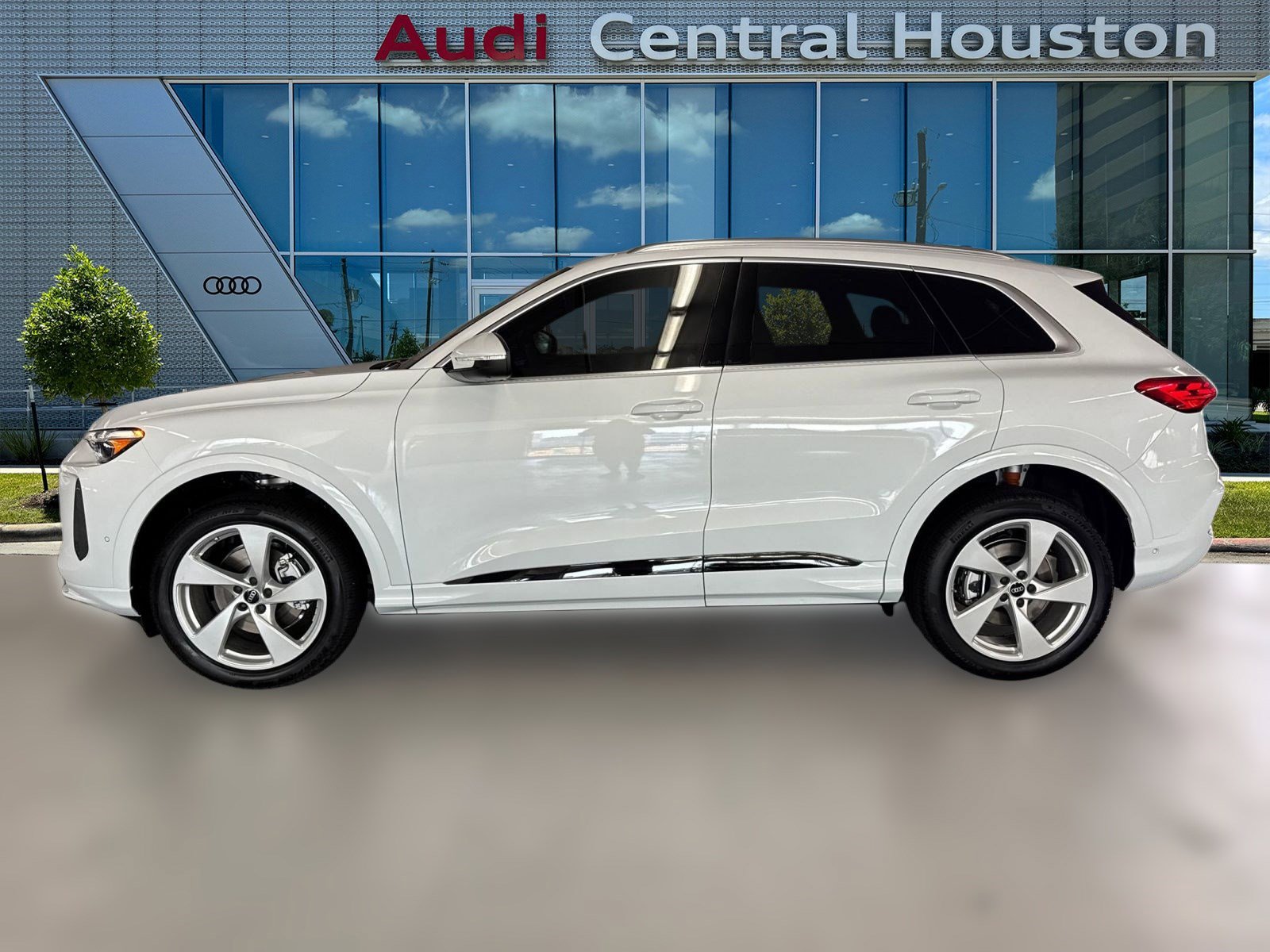 2025 Audi Q5 2.0T Premium Plus photo 2