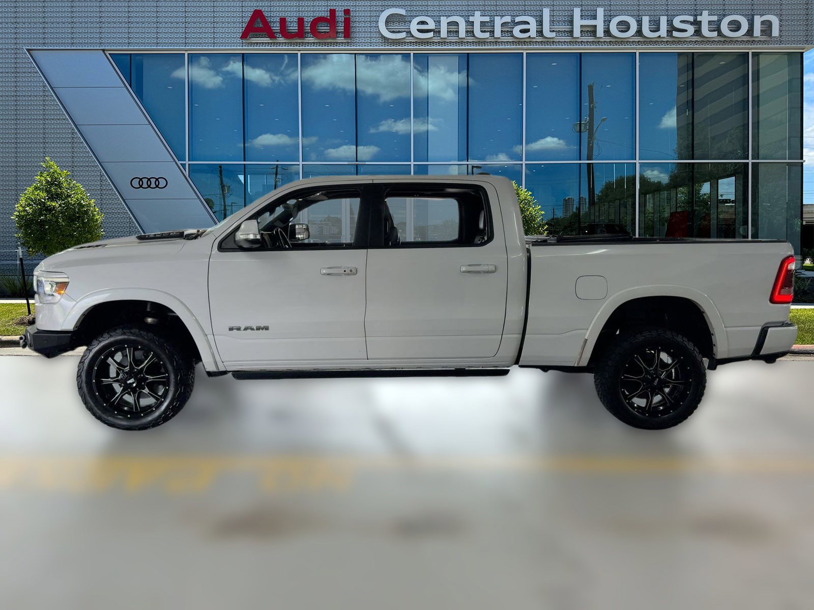 2019 Ram 1500 Laramie photo 2