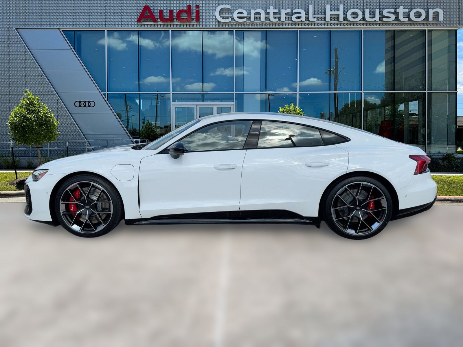 2025 Audi RS e-tron GT photo 2