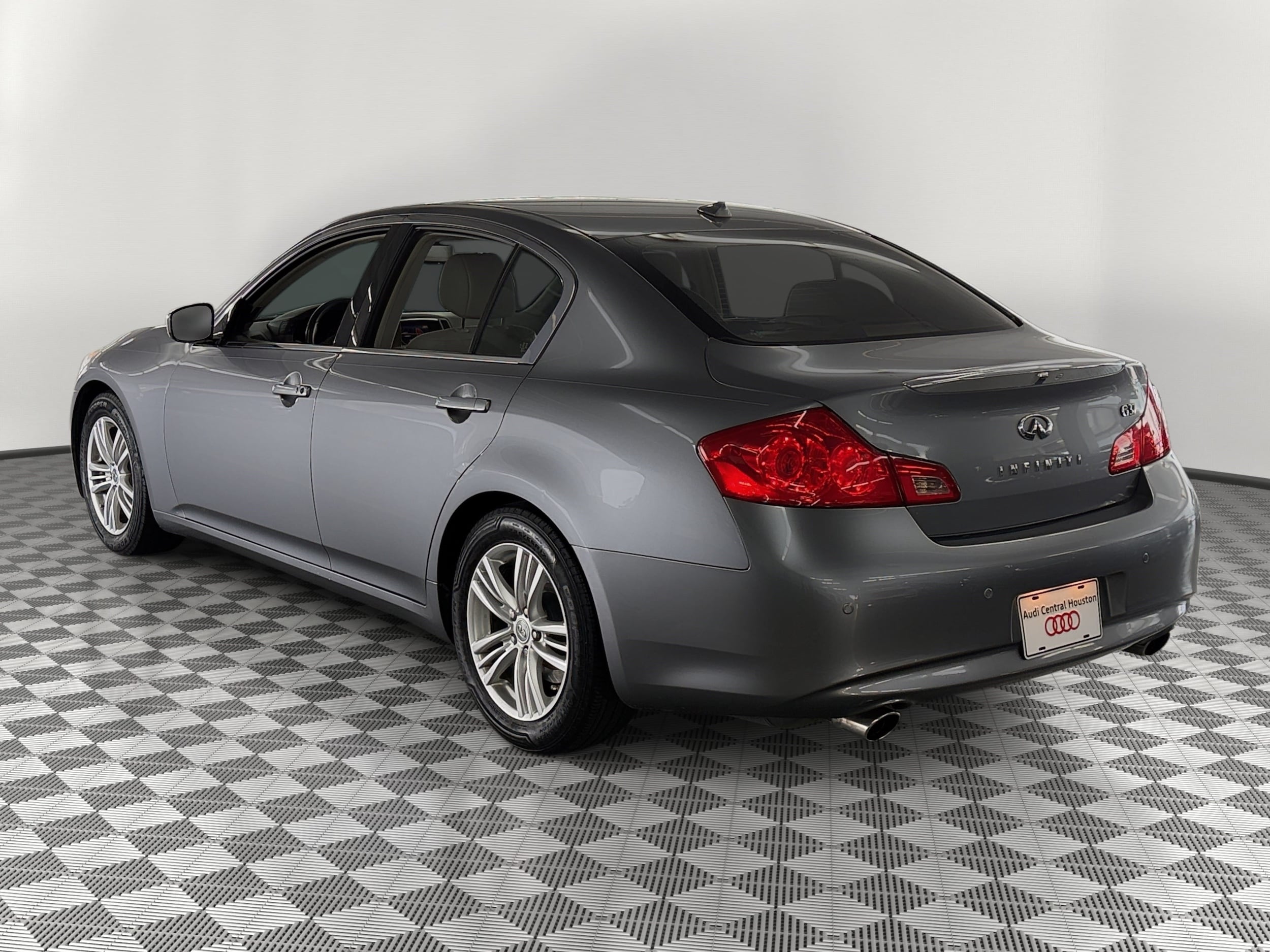 G37 Journey Sedan