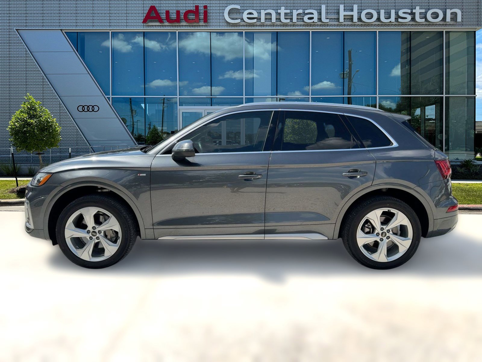 2023 Audi Q5 S line Premium Plus photo 2