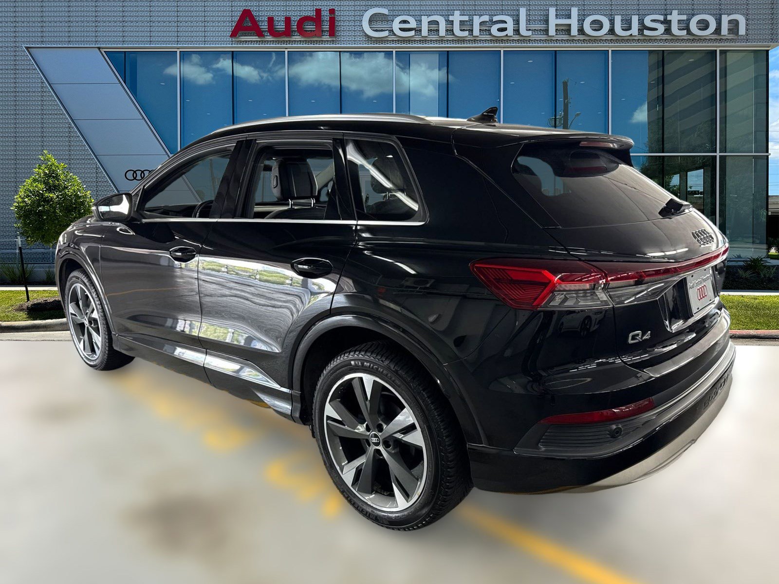 2022 Audi Q4 E-tron Premium photo 2