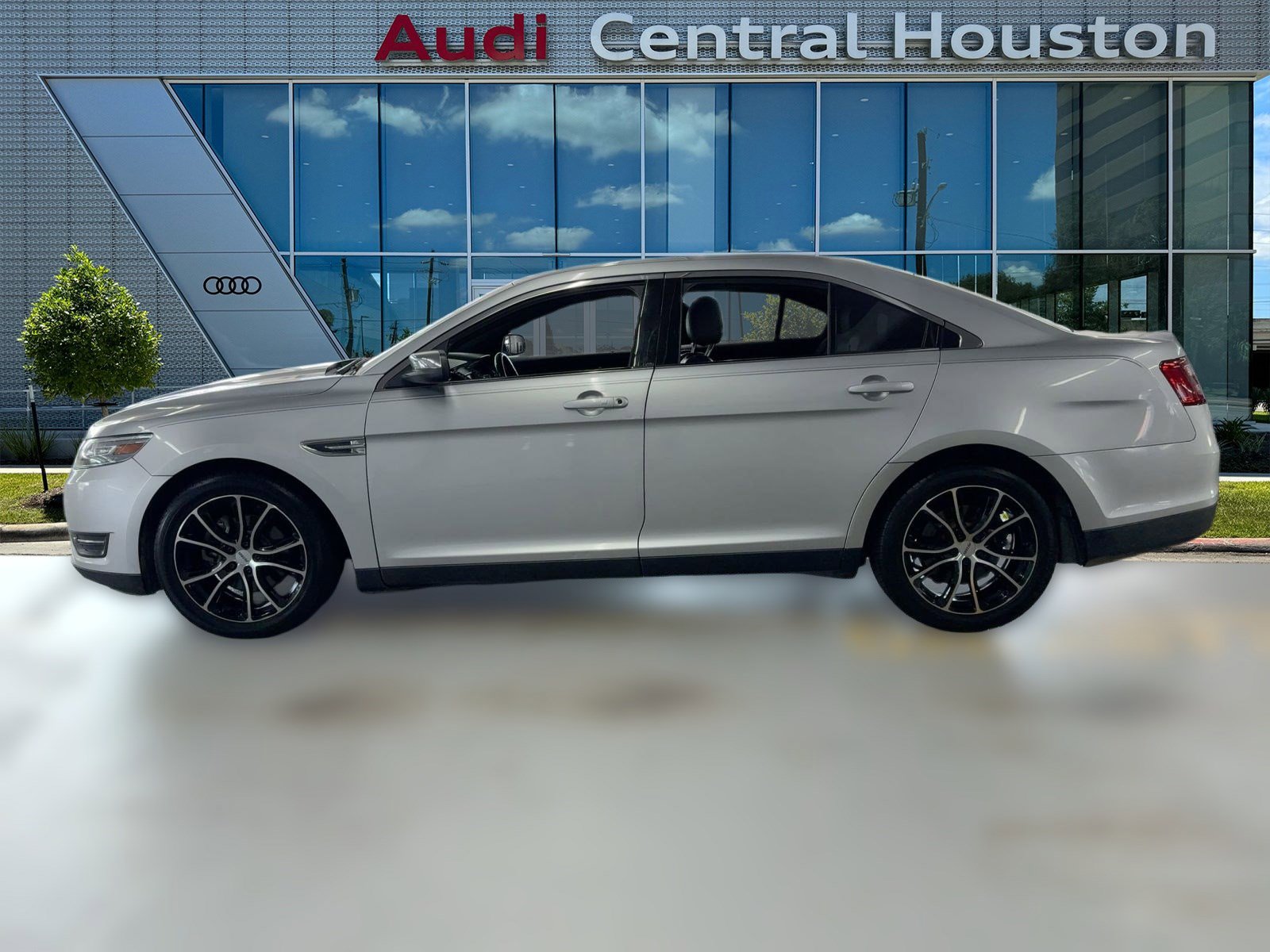 2013 Ford Taurus Limited photo 2