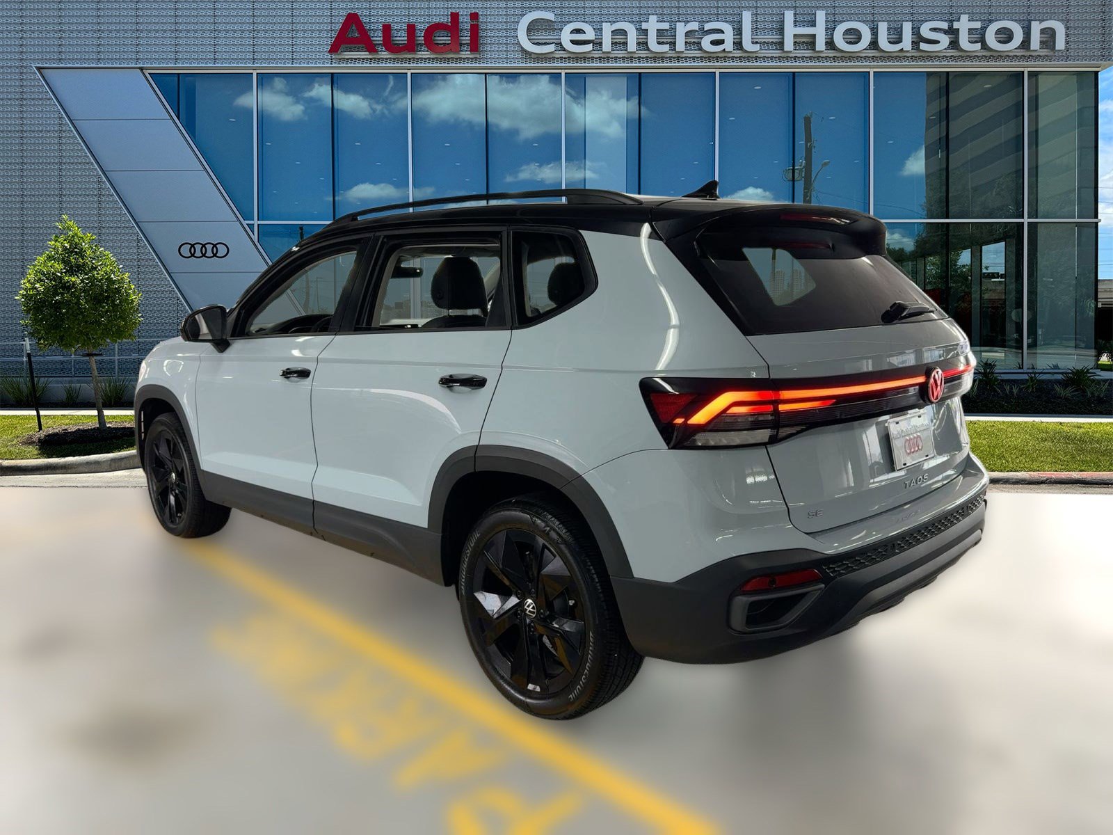 2025 Volkswagen Taos SE photo 3
