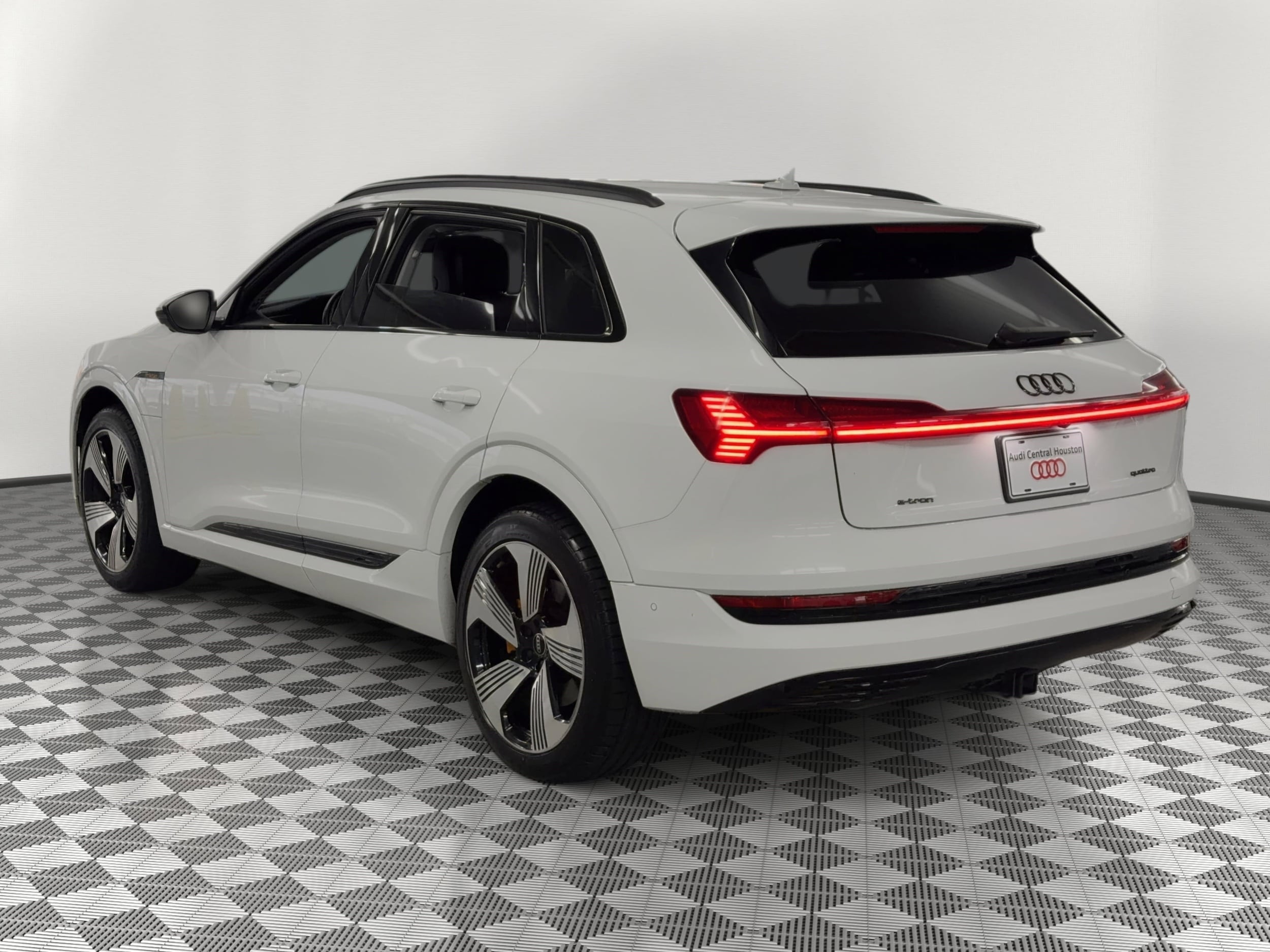 E-tron Premium Plus SUV