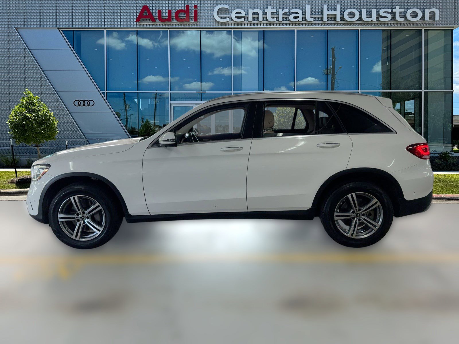 2021 Mercedes Benz GLC 300 photo 2