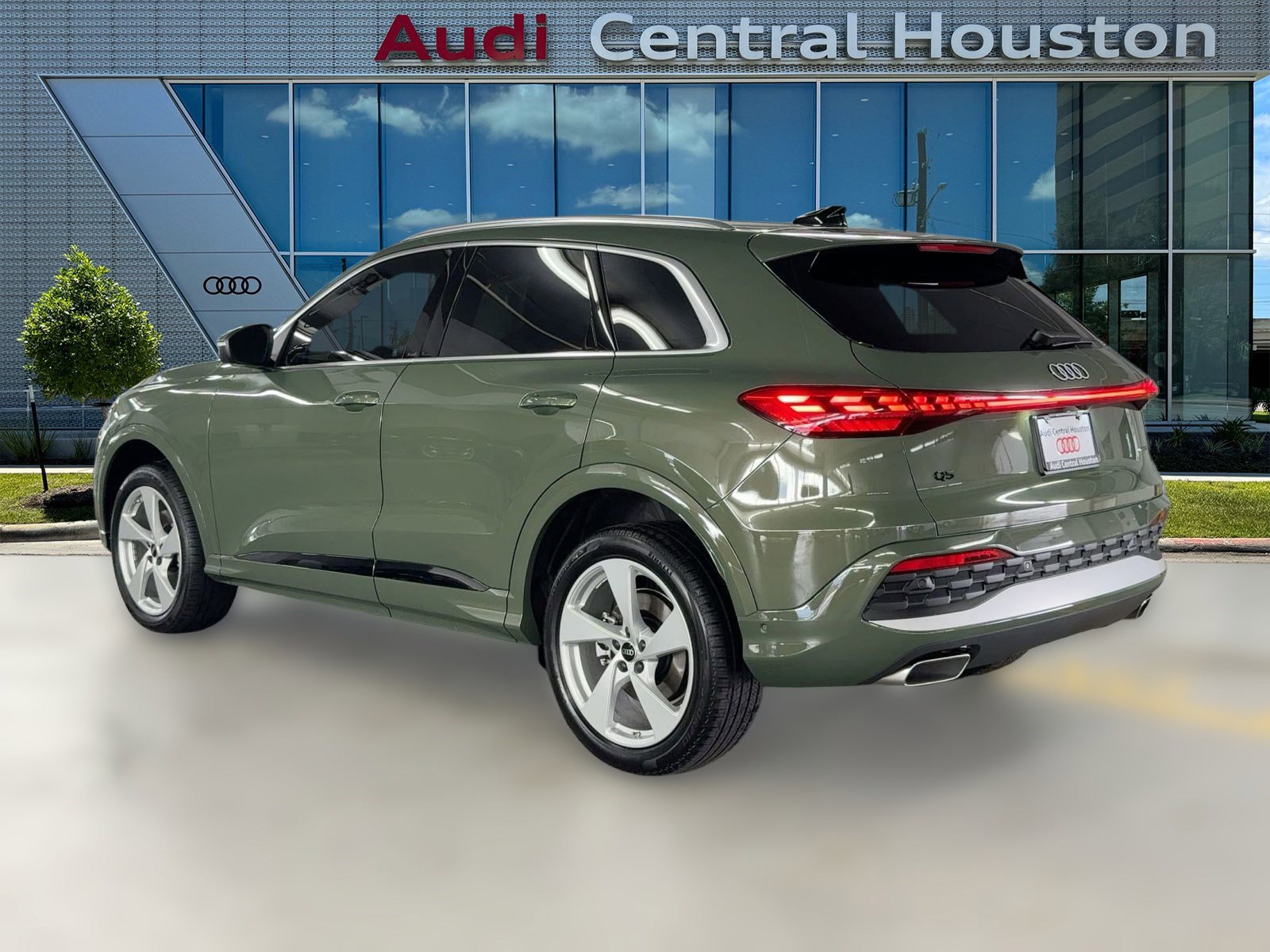 2025 Audi Q5 2.0T Premium Plus photo 3