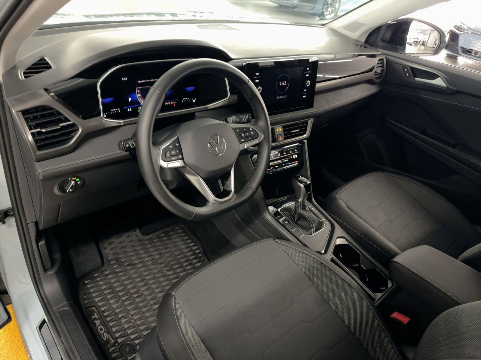 2025 Volkswagen Taos SE photo 4