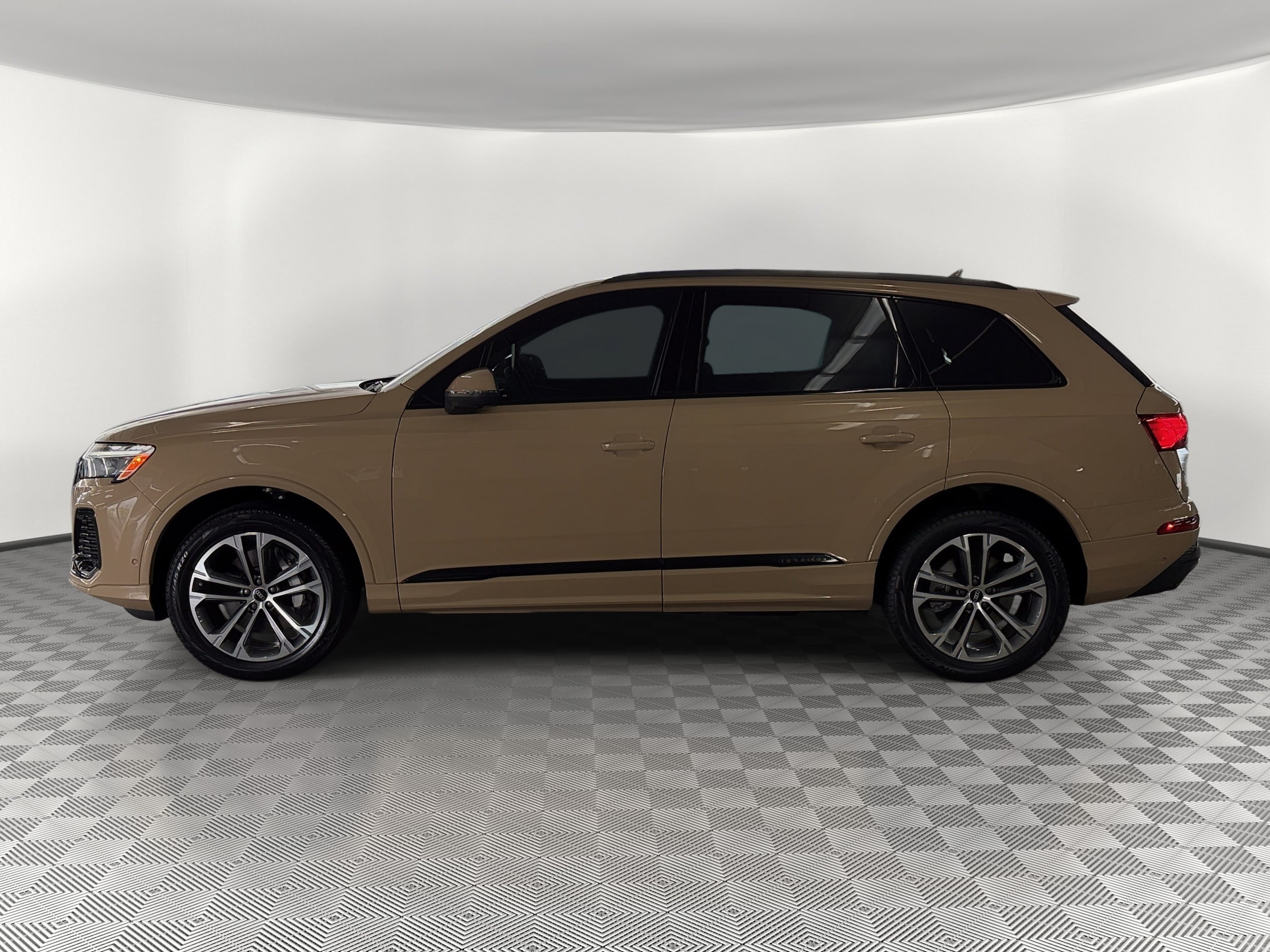 Q7 Premium SUV