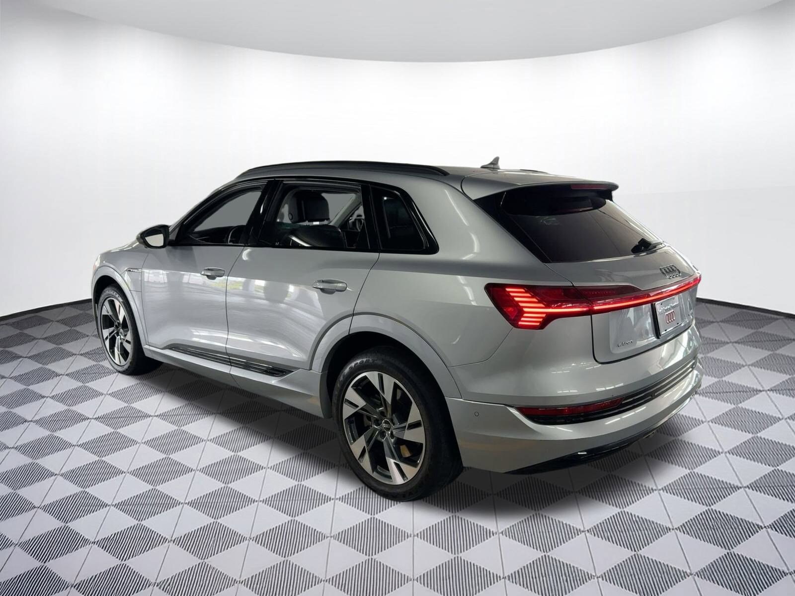 2022 Audi e-tron Premium photo 3