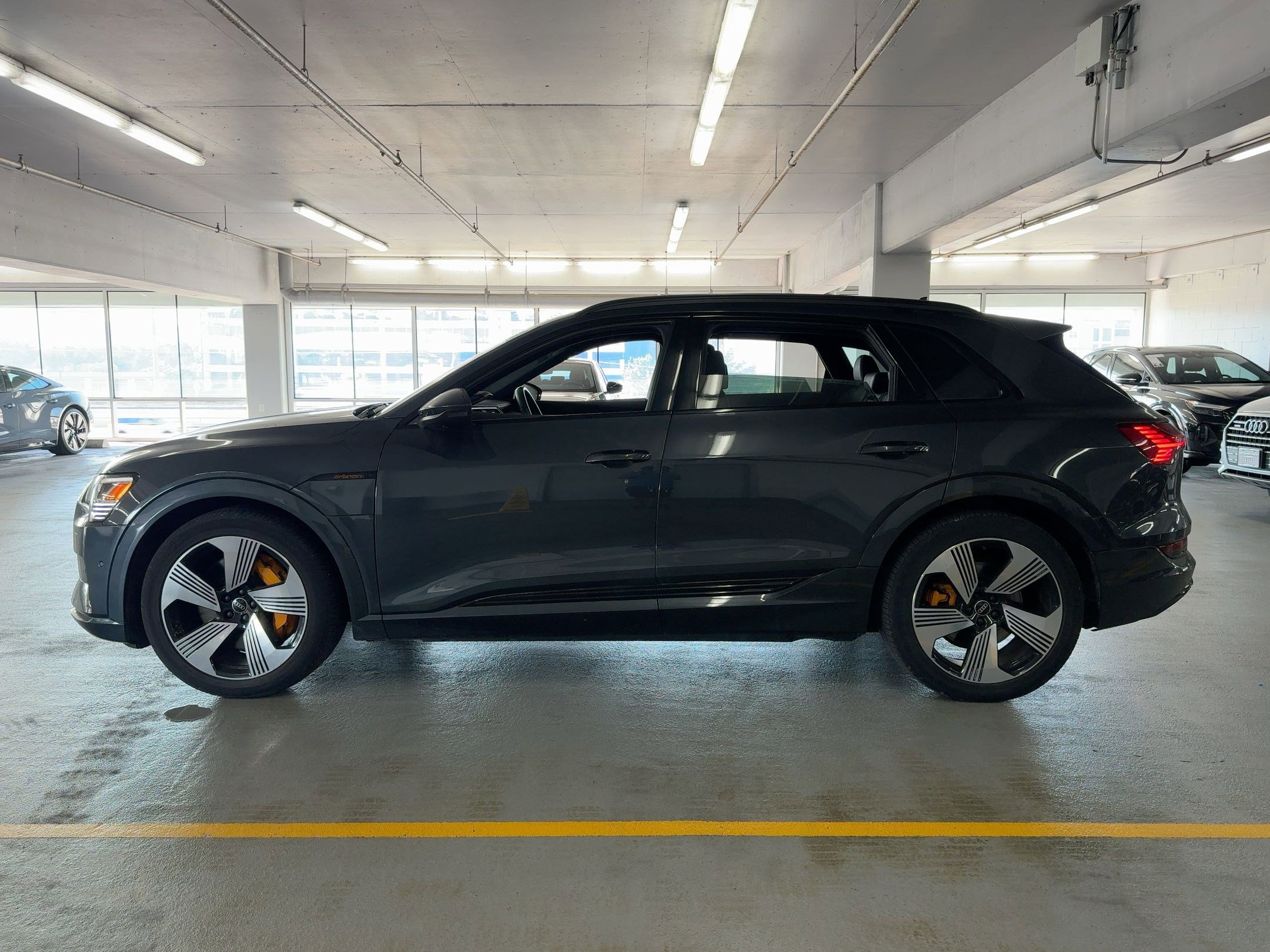 2022 Audi e-tron Premium Plus photo 2
