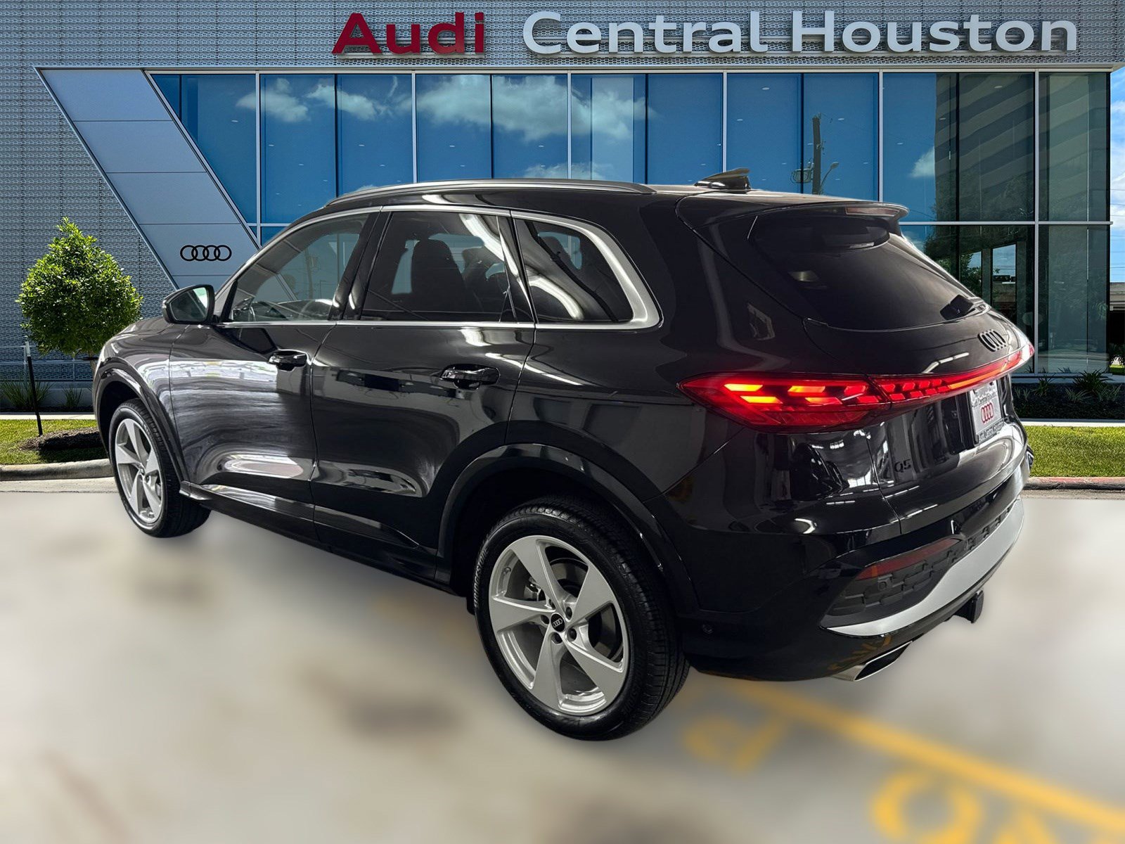 2025 Audi Q5 2.0T Premium Plus photo 2