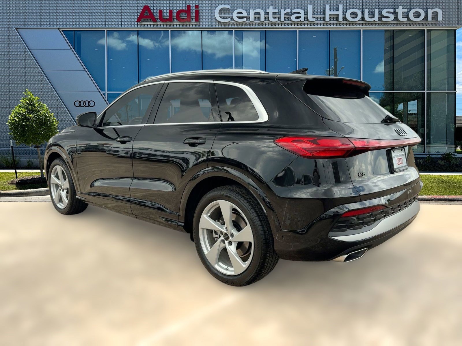 2025 Audi Q5 2.0T Prestige photo 2