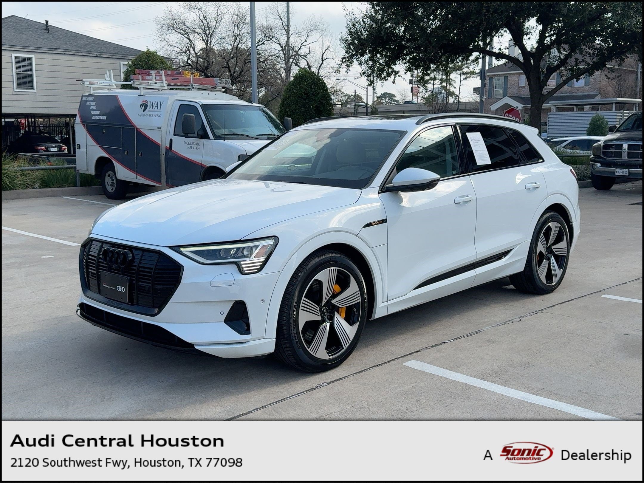 2022 Audi e-tron Premium Plus's photo