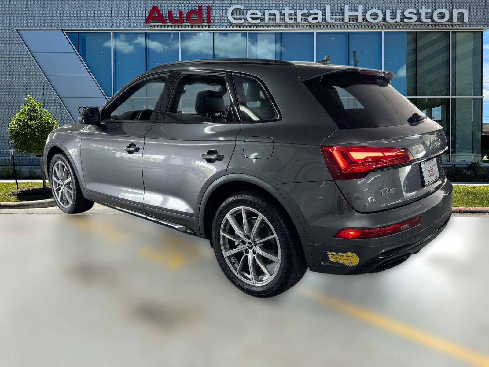 2022 Audi Q5 S line Premium Plus photo 2