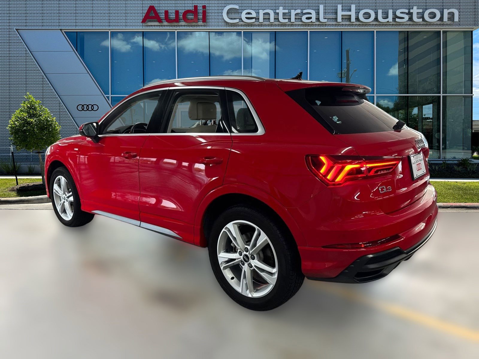 2022 Audi Q3 S line Premium Plus photo 3